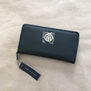 Tommy Hilfiger Large Monogram Zip Wallet